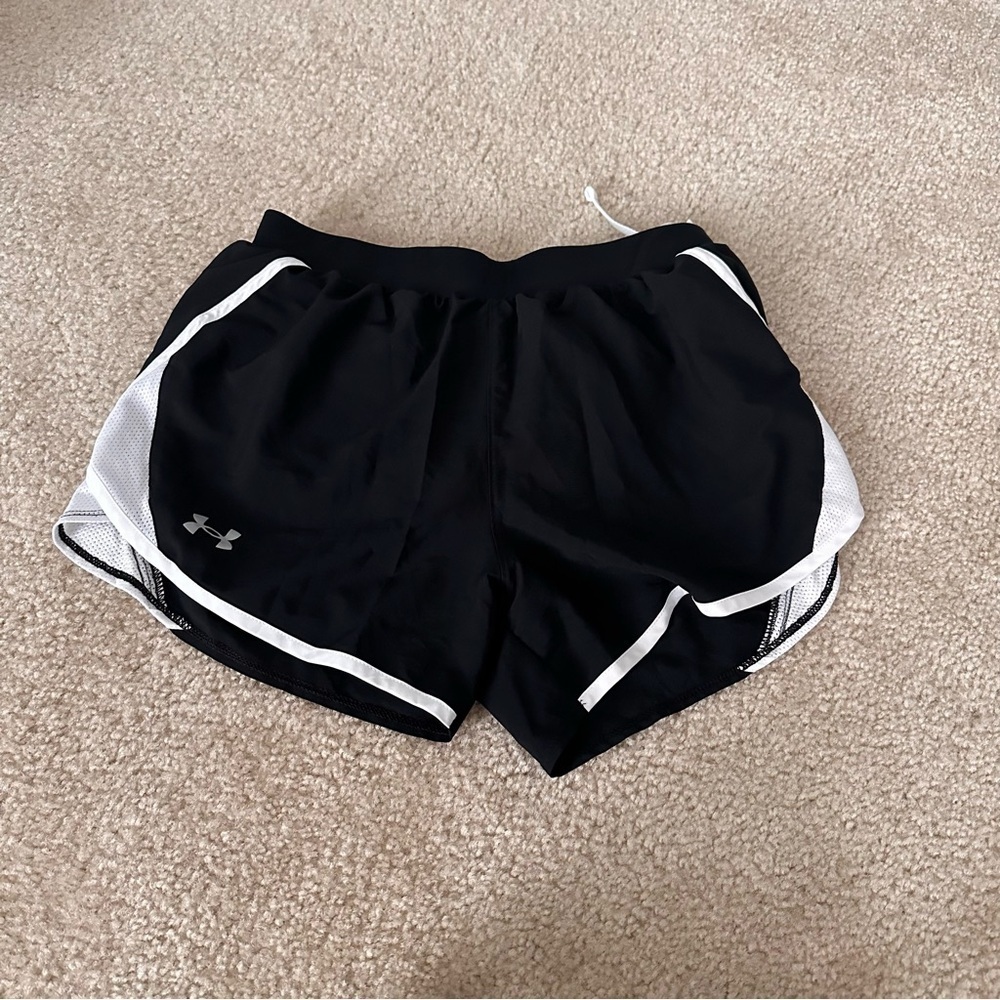 EUC Women’s Under Armour Loose HeatGear Shorts!